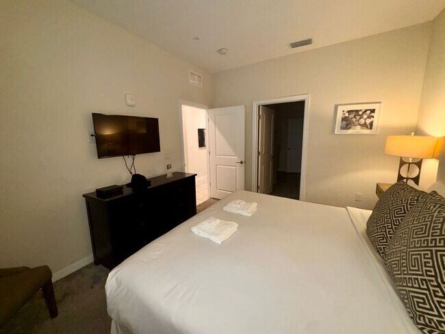 Building Photo - Fully Furnished 2/2 Luxury Storey Lake Condo near Disney with a Stunning Balcony Viiew!