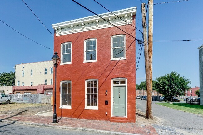 Building Photo - 604 St James St