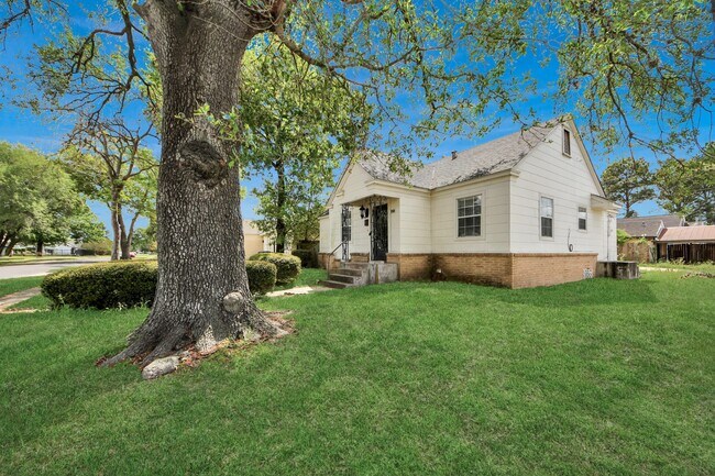 Building Photo - 7504 Elm St