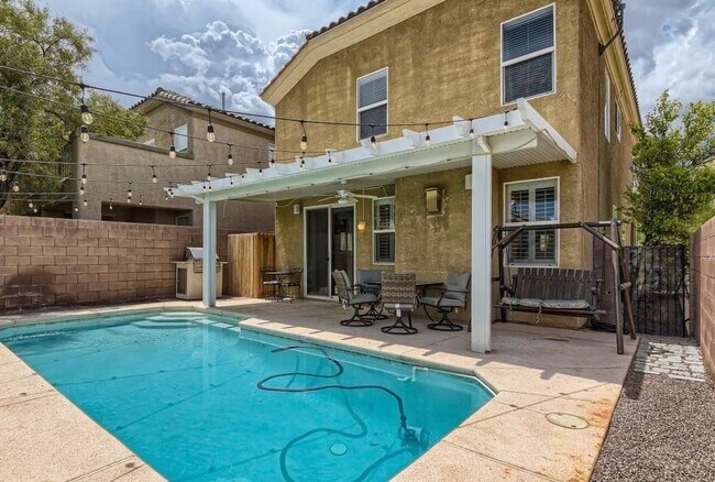 Building Photo - Beautiful Home w/Sparkling Pool