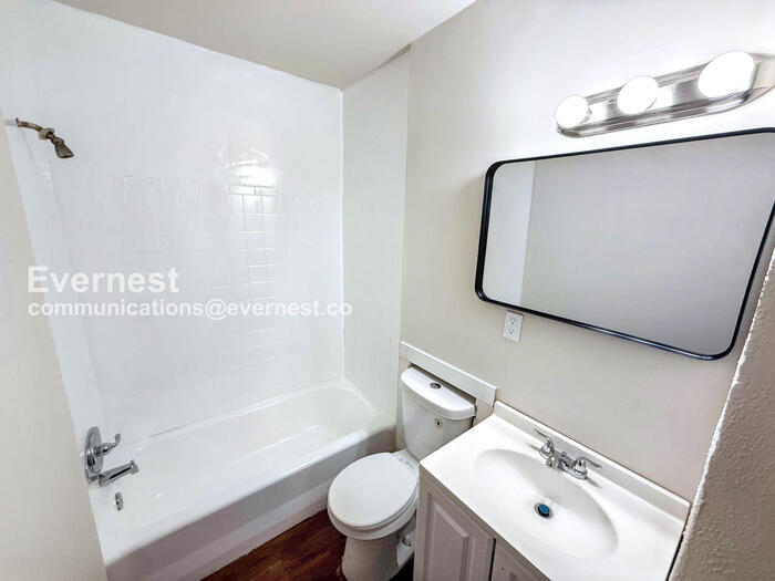 Building Photo - 205 9th Ave W