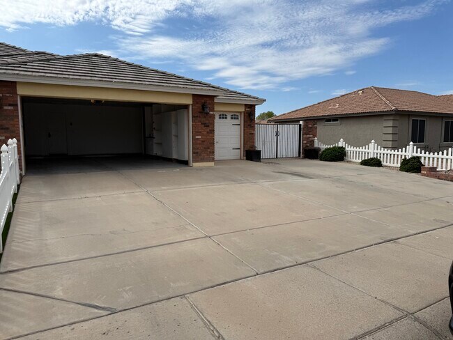 Building Photo - 11531 E Ramona Ave