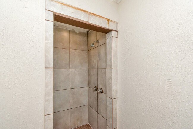 Building Photo - Charming Brick Home Close to Downtown Mobile and Quick Access to I-10!