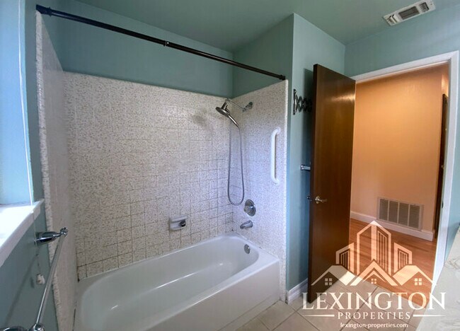 Building Photo - Beautiful, 3BD/2BA +Bonus Rooms, Bungalow ...