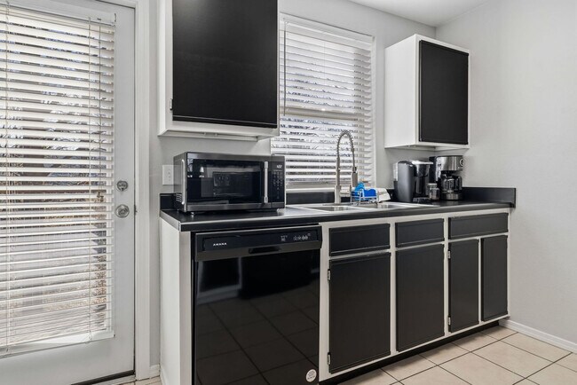 Building Photo - 1852 N Scull Creek Dr