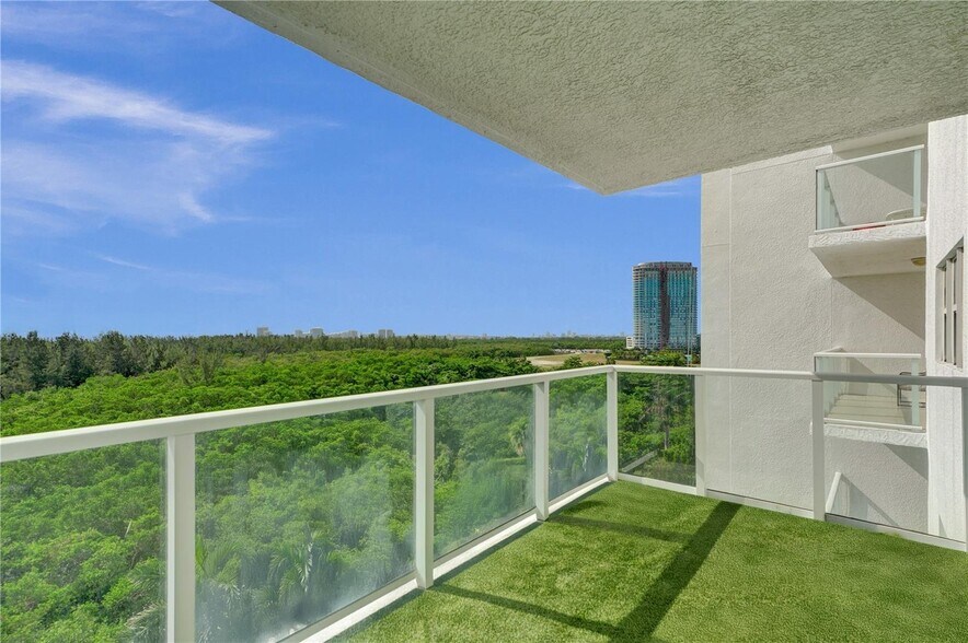 Building Photo - 14951 Royal Oaks Ln