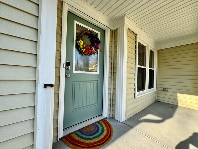 Building Photo - A Fabulous Home w/Water & Golf Course Views Available 05-04-26! Fenced Yard & Dog-Friendly!