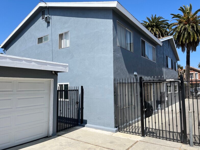 Gated yards & entry - 2119 Earl Ave