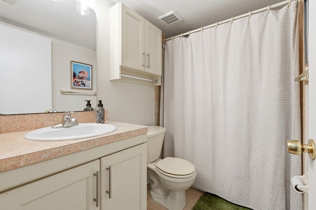 Building Photo - Rockwood Villa 2 bedroom 2 1/2 bath condo