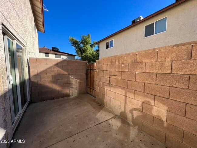 Building Photo - 860 E Brown Rd