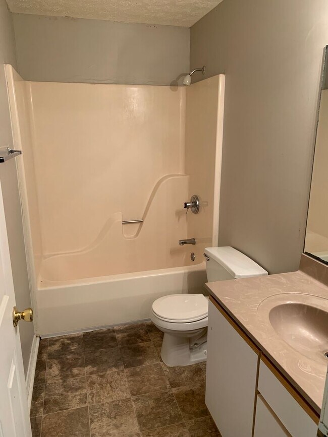 Building Photo - 3 bedroom, Spacious Townhouse: The Willows!