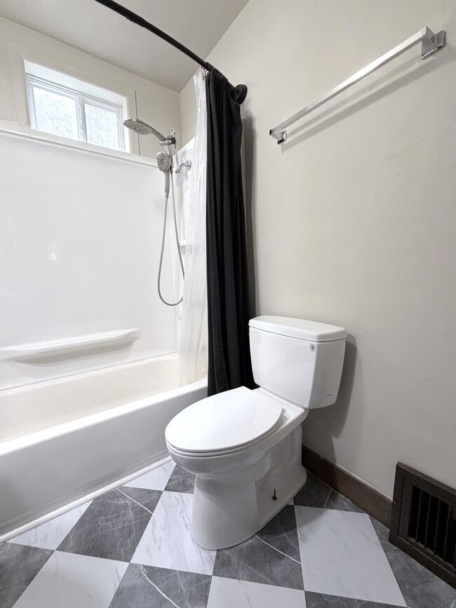 Building Photo - Charming 2 bedroom 1 bath house Available 05/01/2026