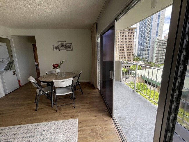 Building Photo - 2 Bed 2 Bath Fully Furnished Unit Central ...