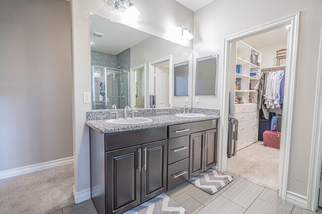 Building Photo - Beautiful 5-Bedroom Home with Outdoor Entertainer's Area in Valencia!