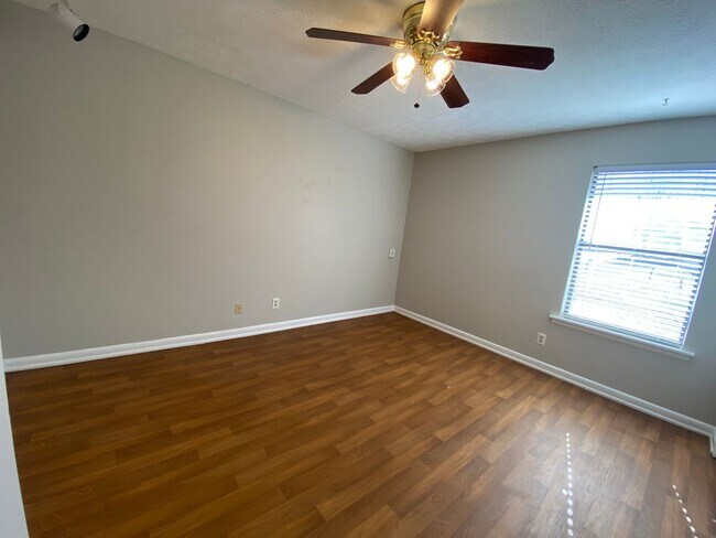 Building Photo - McCullars- 424