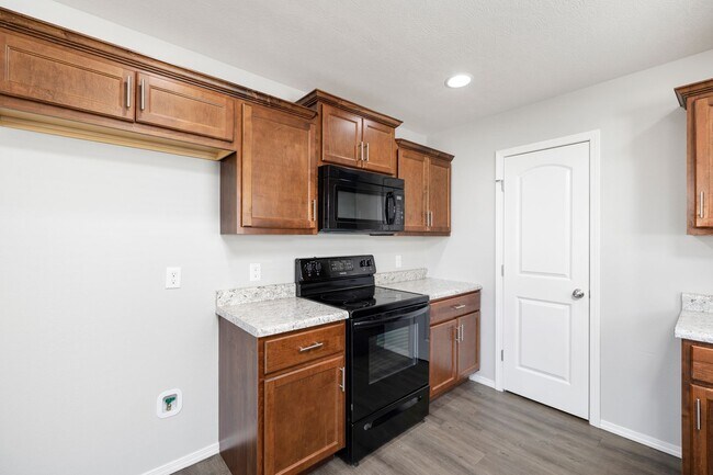 Building Photo - 4 Bedroom Home in Willard School Districts