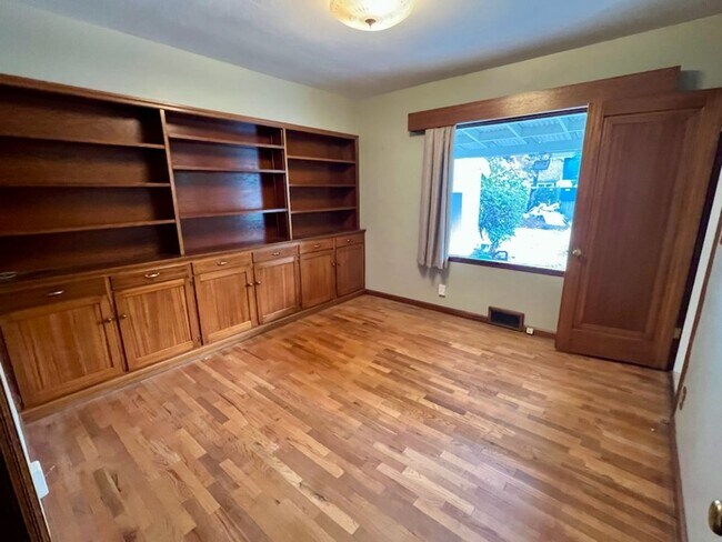 Building Photo - Located in the Historic District! 3+ beds, 1.5 bath, single garage, hardwood floors and MORE!