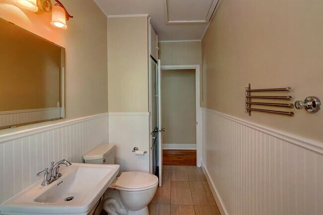 Building Photo - 811 E 38th St
