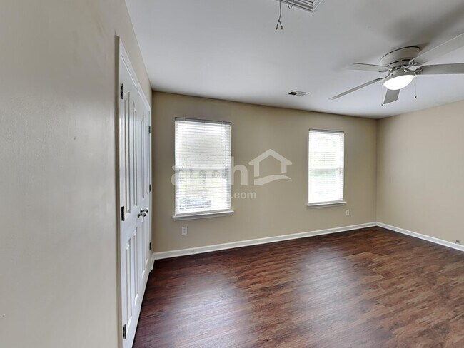 Building Photo - 275 Flanders Dr