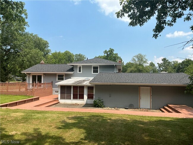 Building Photo - 3732 Maplecrest Rd