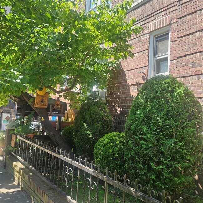 Building Photo - 868 E 7th St