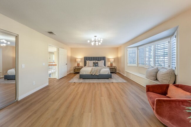 Building Photo - Fully furnished Canyon View 5 Bed Single Family