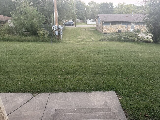 Building Photo - 602 Sara St