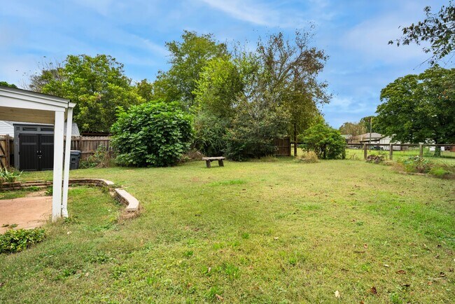Building Photo - 608 Lakeshore Dr