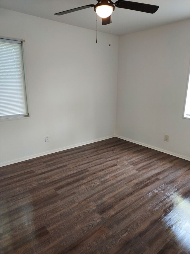 Building Photo - Newly remodeled 3/1 walking distance to re...