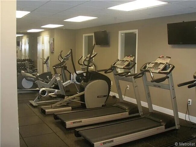 Building Photo - Spacious two bedroom two full bath in the heart of downtown!! AVAIL NOW!
