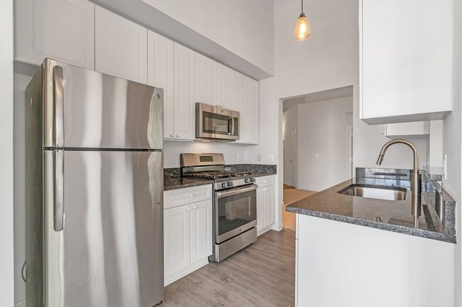 Building Photo - Luxurious 2 Level 2 Bedroom + Den 3 Bathro...