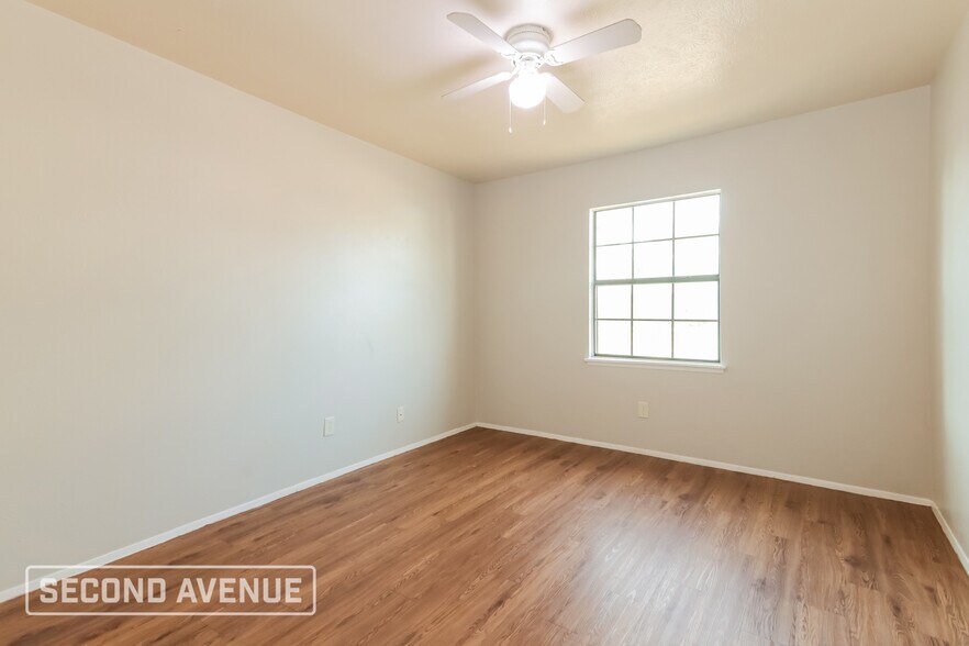 Building Photo - 416 Woodcrest Way