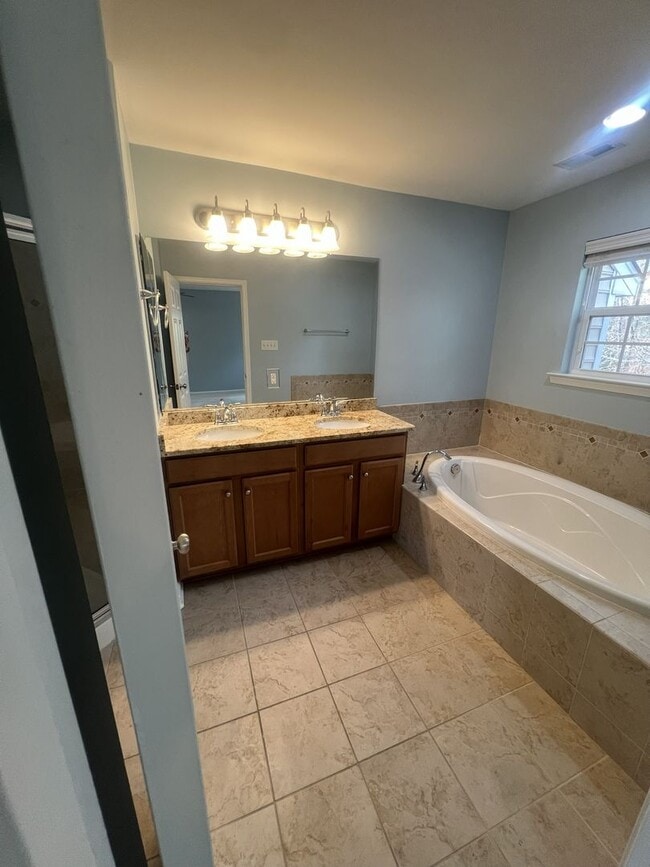 Building Photo - 13600 Warwick Longbay Dr