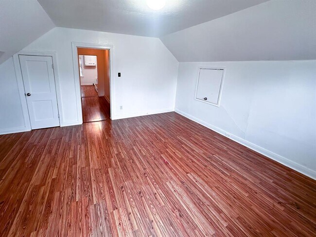 Building Photo - 1142 Lyle St