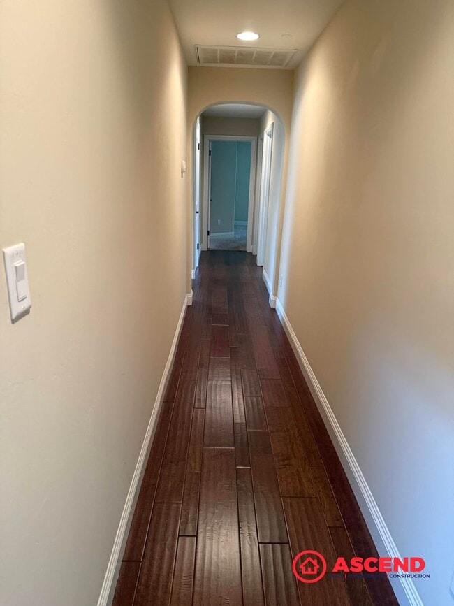 Building Photo - Stunning 4 bedroom + office in Seven Oaks!