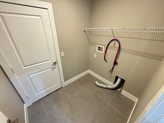 Building Photo - $500 OFF OF A MONTH OF RENT! Beautiful 4BD/2BA Home in Poinciana – No HOA Approval Needed! Pets W...