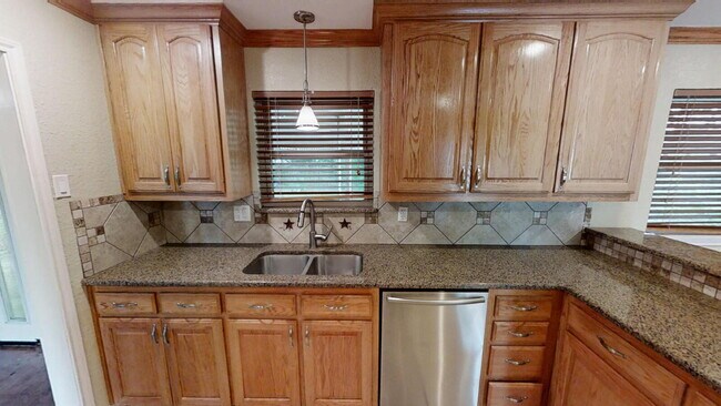 Building Photo - Welcome home to this adorable 3-bedroom, 2-bathroom house designed with comfort and style in mind!