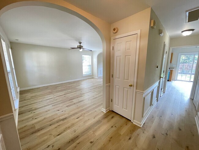 Building Photo - Beautiful, updated 3br 2.5 ba home with garage, fenced-yard in Home Valley Farms Now Available!