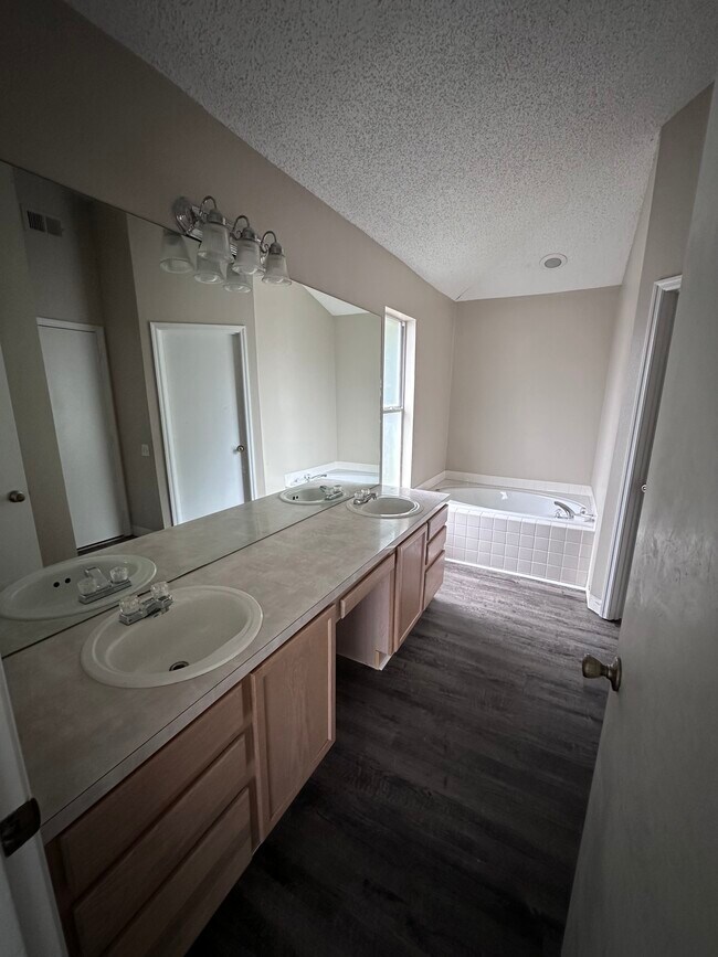 Building Photo - 4104 Oakberry Dr
