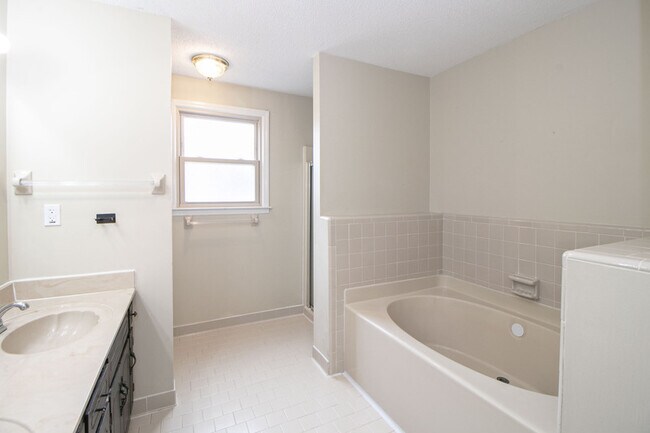 Building Photo - 1122 Rosebrook Dr