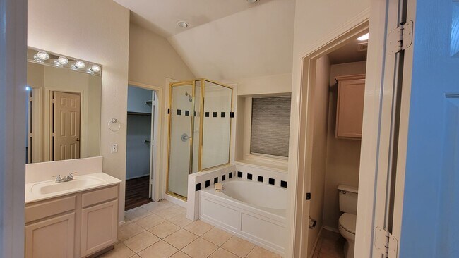 Building Photo - 2102 Mapleview Dr
