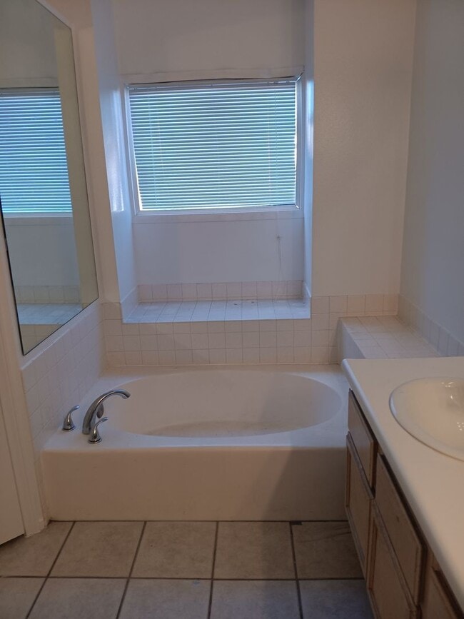 Building Photo - **RENT READY***LOVELY 3 BEDROOM ,2 BATH HOME NOW AVAILABLE FOR RENT!