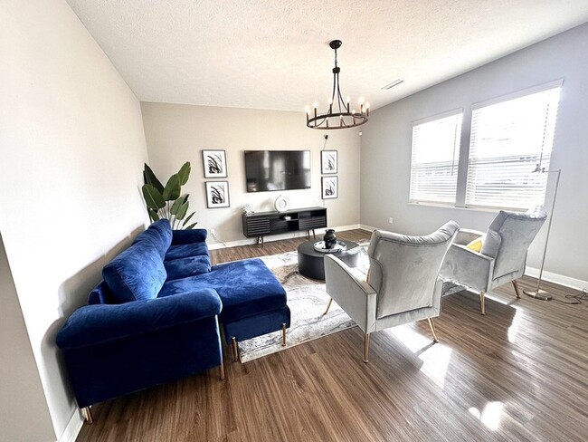 Building Photo - Furnished House in Avon