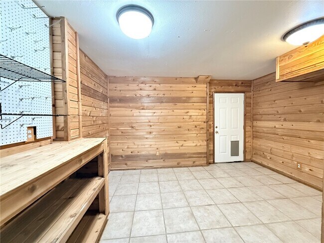 Building Photo - 18033 Broadview Dr
