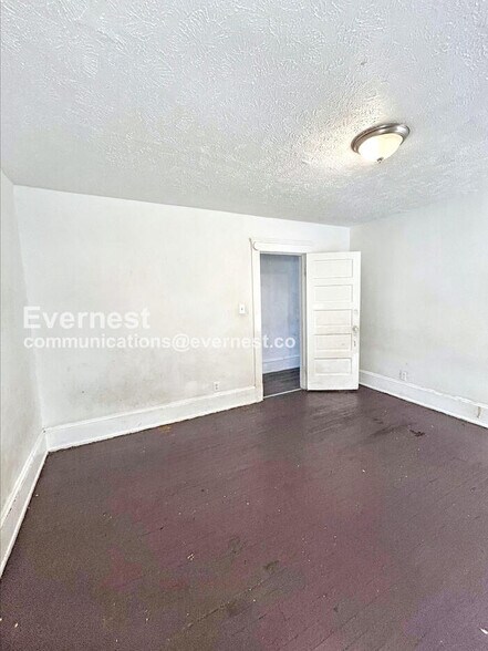 Building Photo - 2213 E 82nd St