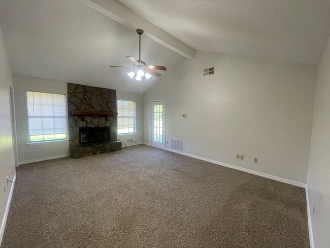 Building Photo - Brookhaven Estates Stockwell Area! Move In...