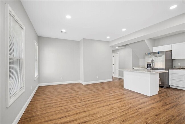 Building Photo - 480 White St