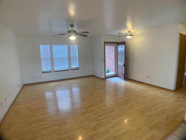 Building Photo - Moore 3 Bed 2 Bath