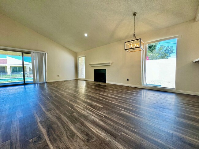 Building Photo - AVAILABLE NOW! Recently Renovated 2 Bed / ...