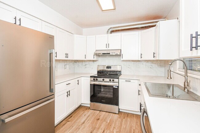 Building Photo - 1301 Sweet Pine Dr